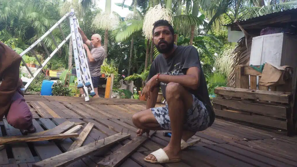 Les membres des Zazalé reconstruisent avec des matériaux de récupération l'espace du boukan détruit par le cyclone Batsiraï. (Photo JSG)