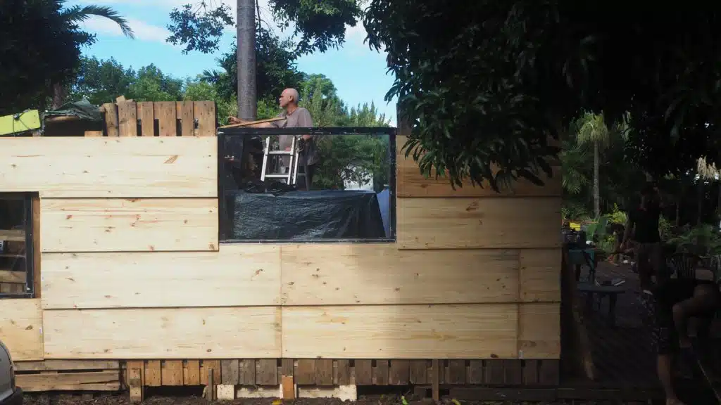 Les membres des Zazalé reconstruisent avec des matériaux de récupération l'espace du boukan détruit par le cyclone Batsiraï. (Photo JSG)