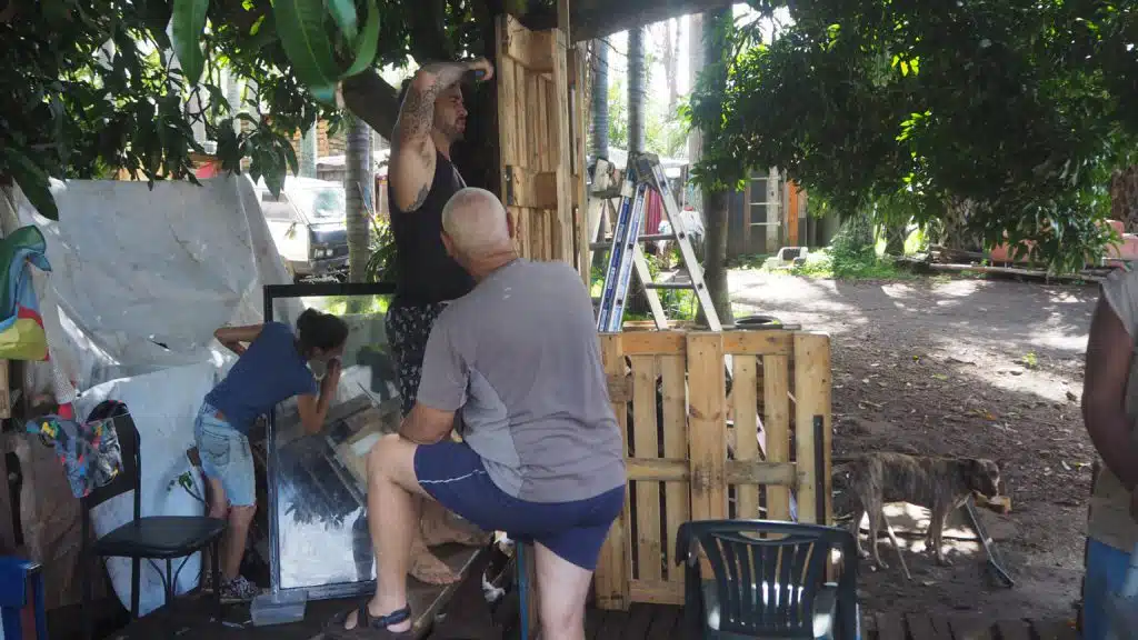 Les membres des Zazalé reconstruisent avec des matériaux de récupération l'espace du boukan détruit par le cyclone Batsiraï. (Photo JSG)
