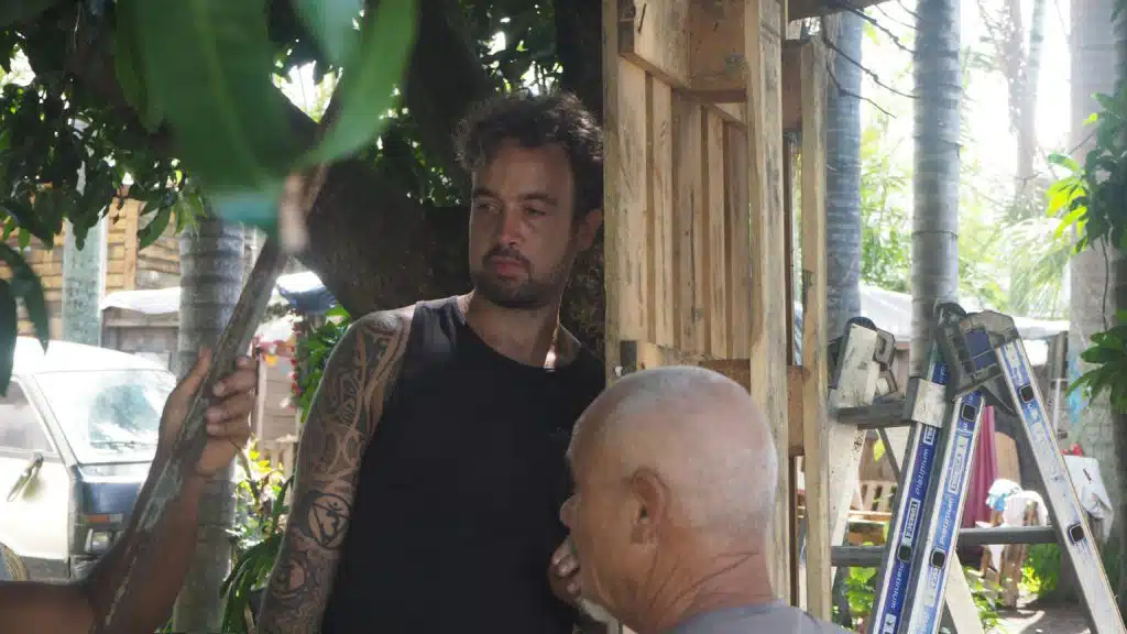 Les membres des Zazalé reconstruisent avec des matériaux de récupération l'espace du boukan détruit par le cyclone Batsiraï. (Photo JSG)