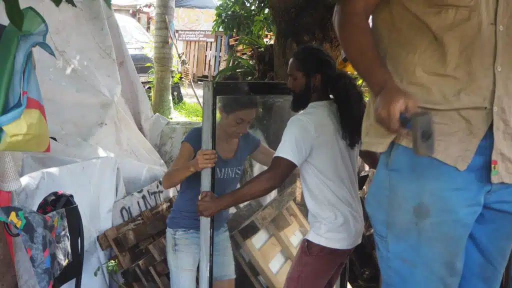 Les membres des Zazalé reconstruisent avec des matériaux de récupération l'espace du boukan détruit par le cyclone Batsiraï. (Photo JSG)