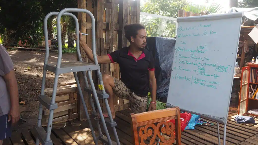 Les membres des Zazalé reconstruisent avec des matériaux de récupération l'espace du boukan détruit par le cyclone Batsiraï. (Photo JSG)
