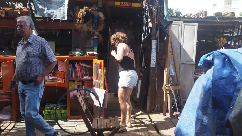 Les membres des Zazalé reconstruisent avec des matériaux de récupération l'espace du boukan détruit par le cyclone Batsiraï. (Photo JSG)