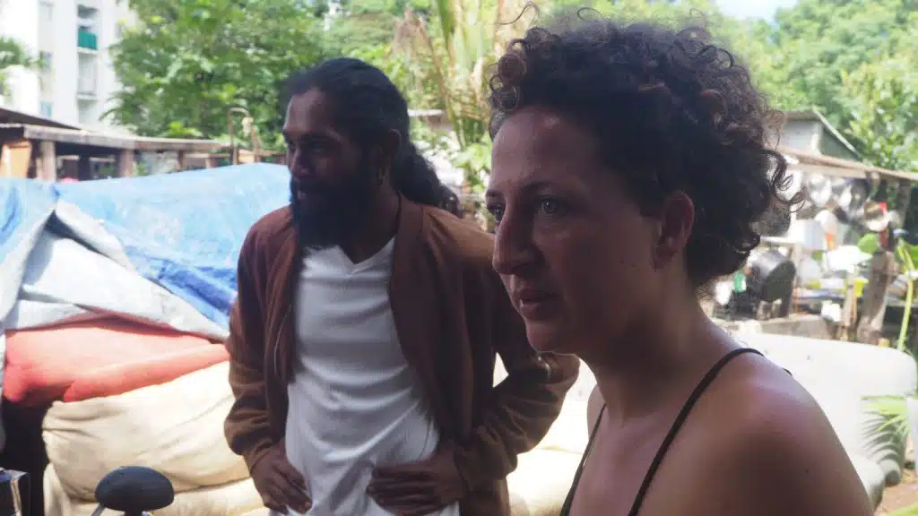 Les membres des Zazalé reconstruisent avec des matériaux de récupération l'espace du boukan détruit par le cyclone Batsiraï. (Photo JSG)