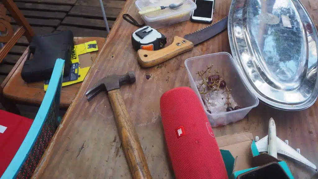 Les membres des Zazalé reconstruisent avec des matériaux de récupération l'espace du boukan détruit par le cyclone Batsiraï.