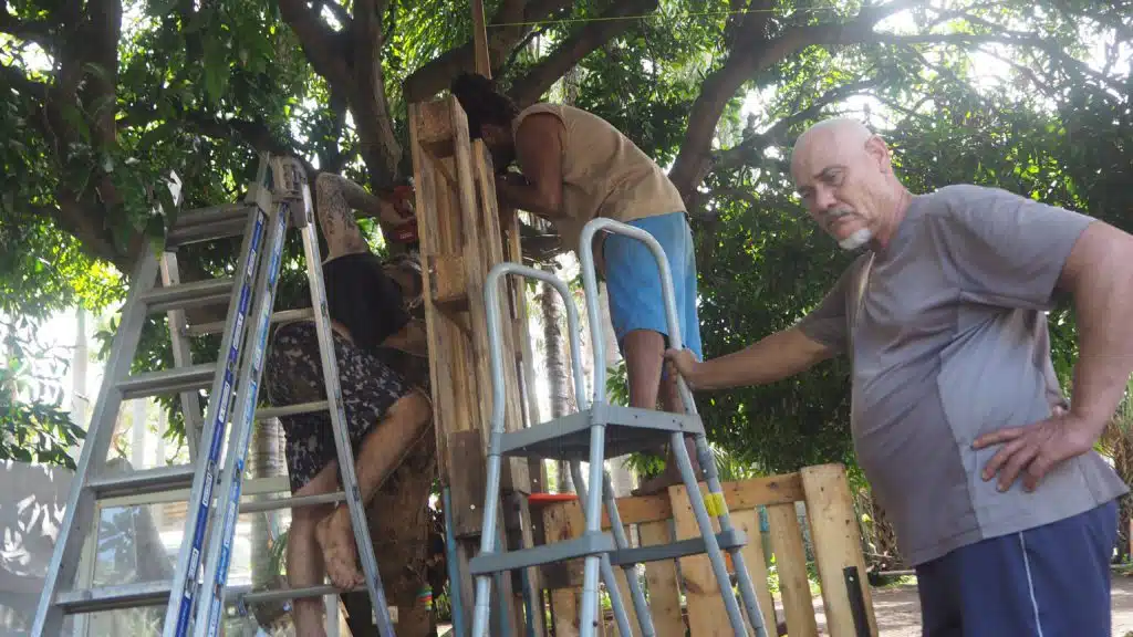Les membres des Zazalé reconstruisent avec des matériaux de récupération l'espace du boukan détruit par le cyclone Batsiraï. (Photo JSG)