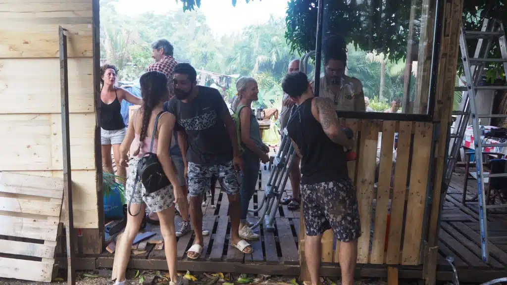 Les membres des Zazalé reconstruisent avec des matériaux de récupération l'espace du boukan détruit par le cyclone Batsiraï. (Photo JSG)