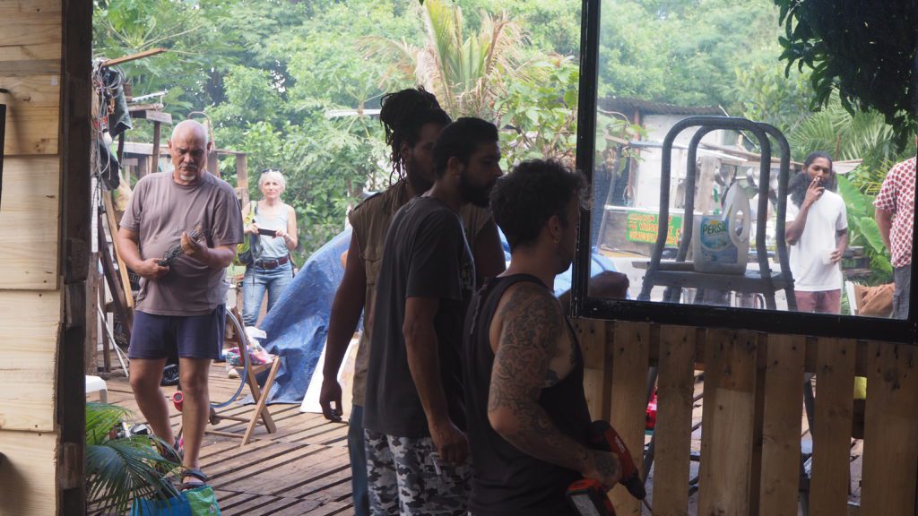 Les membres des Zazalé reconstruisent avec des matériaux de récupération l'espace du boukan détruit par le cyclone Batsiraï. (Photo JSG)