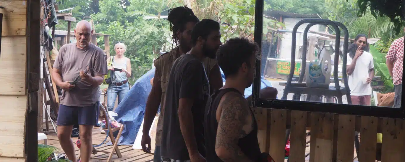 Les membres des Zazalé reconstruisent avec des matériaux de récupération l'espace du boukan détruit par le cyclone Batsiraï. (Photo JSG)