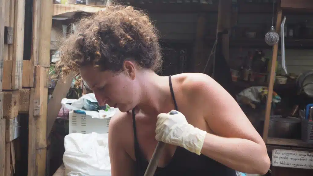 Les membres des Zazalé reconstruisent avec des matériaux de récupération l'espace du boukan détruit par le cyclone Batsiraï. (Photo JSG)