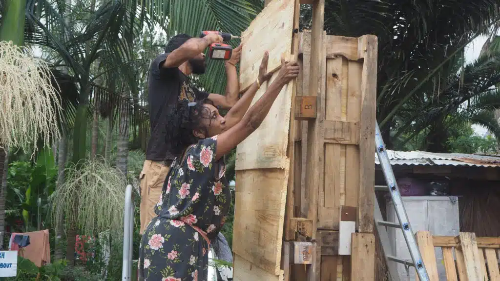 Les membres des Zazalé reconstruisent avec des matériaux de récupération l'espace du boukan détruit par le cyclone Batsiraï. (Photo JSG)