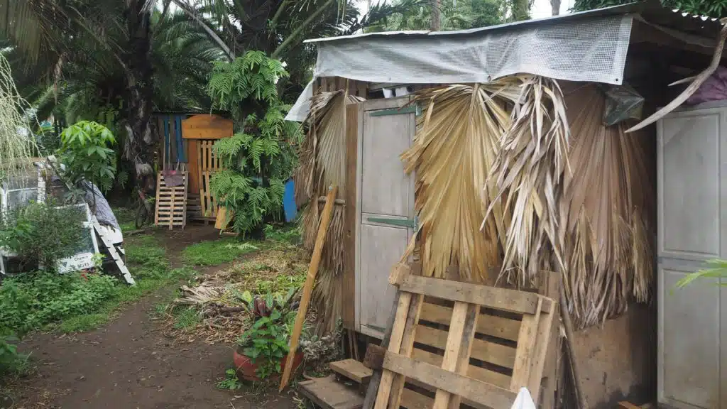 Les membres des Zazalé reconstruisent avec des matériaux de récupération l'espace du boukan détruit par le cyclone Batsiraï. (Photo JSG)