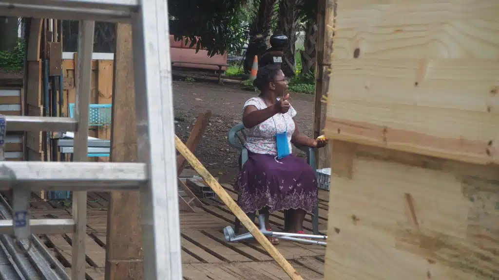 Les membres des Zazalé reconstruisent avec des matériaux de récupération l'espace du boukan détruit par le cyclone Batsiraï. (Photo JSG)