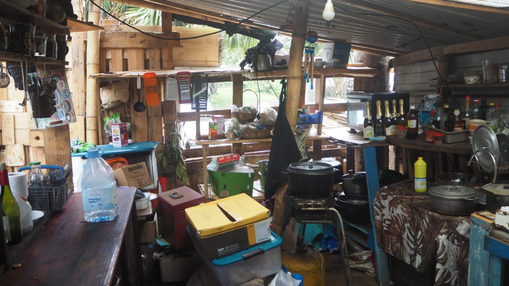Les membres des Zazalé reconstruisent avec des matériaux de récupération l'espace du boukan détruit par le cyclone Batsiraï. (Photo JSG)