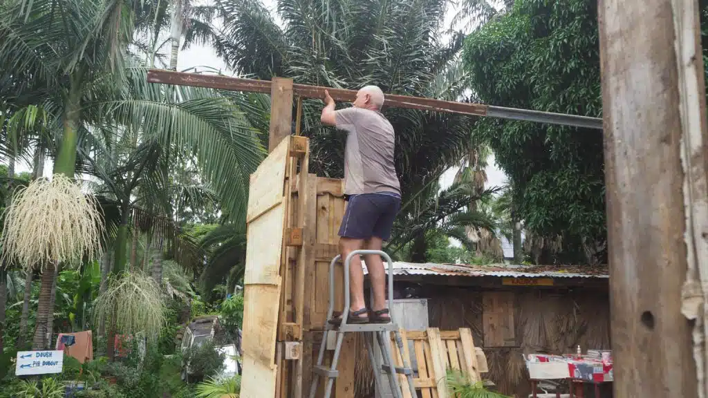 Les membres des Zazalé reconstruisent avec des matériaux de récupération l'espace du boukan détruit par le cyclone Batsiraï. (Photo JSG)