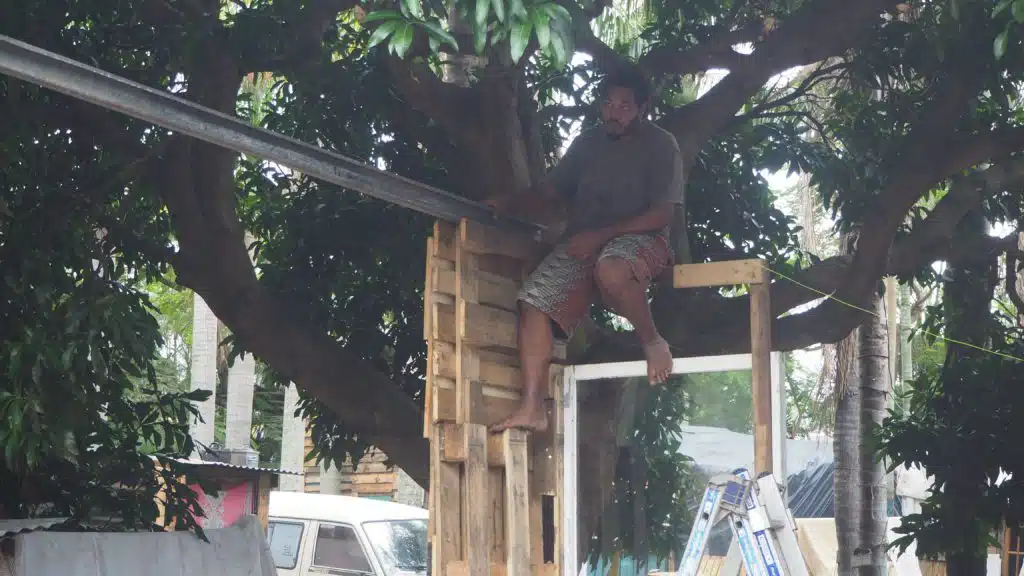 Les membres des Zazalé reconstruisent avec des matériaux de récupération l'espace du boukan détruit par le cyclone Batsiraï. (Photo JSG)