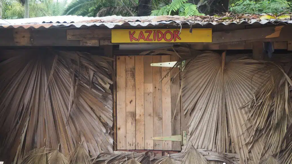 Les membres des Zazalé reconstruisent avec des matériaux de récupération l'espace du boukan détruit par le cyclone Batsiraï. (Photo JSG)