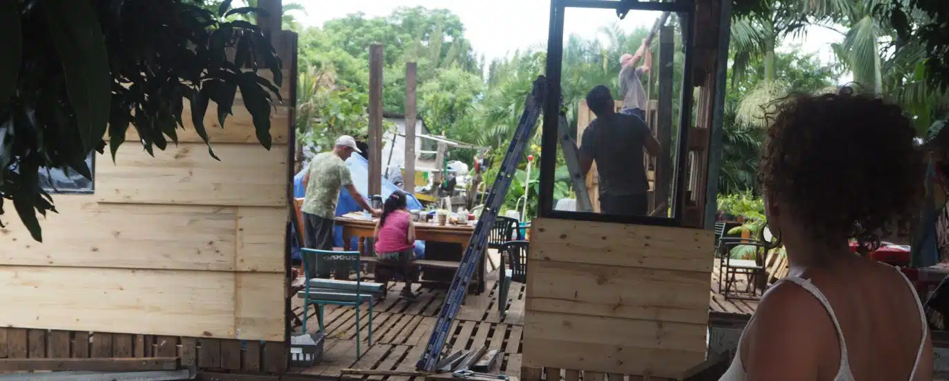 Les membres des Zazalé reconstruisent avec des matériaux de récupération l'espace du boukan détruit par le cyclone Batsiraï. (Photo JSG)
