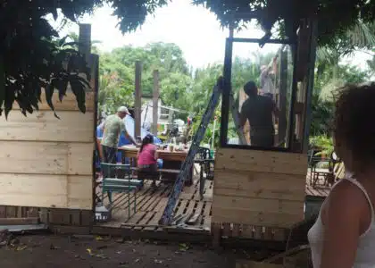 Les membres des Zazalé reconstruisent avec des matériaux de récupération l'espace du boukan détruit par le cyclone Batsiraï. (Photo JSG)