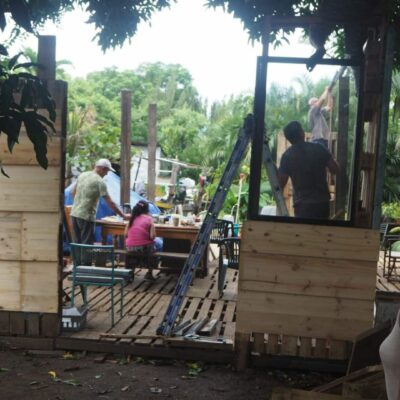 Les membres des Zazalé reconstruisent avec des matériaux de récupération l'espace du boukan détruit par le cyclone Batsiraï. (Photo JSG)