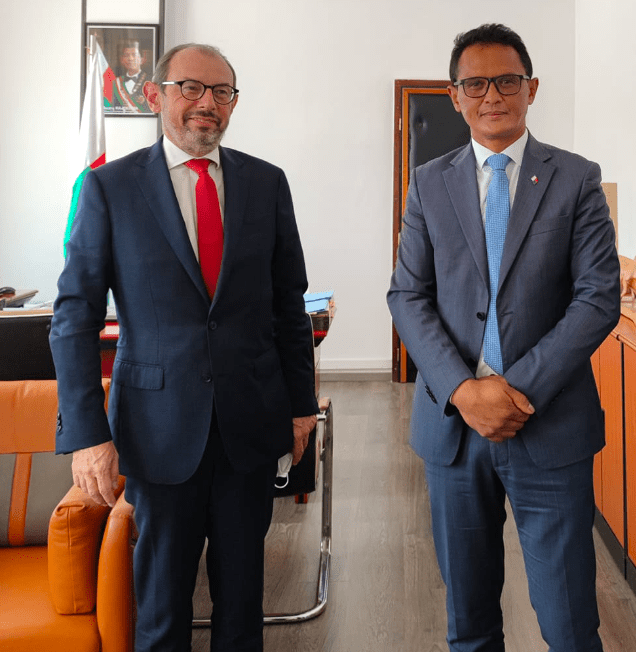 L'Ambassadeur de France à Madagascar, Christophe Bouchard, venu discuter du projet de téléphérique avec le Secrétaire d'Etat chargé des Nouvelles villes, Gérard Gérard Andriamanohisoa