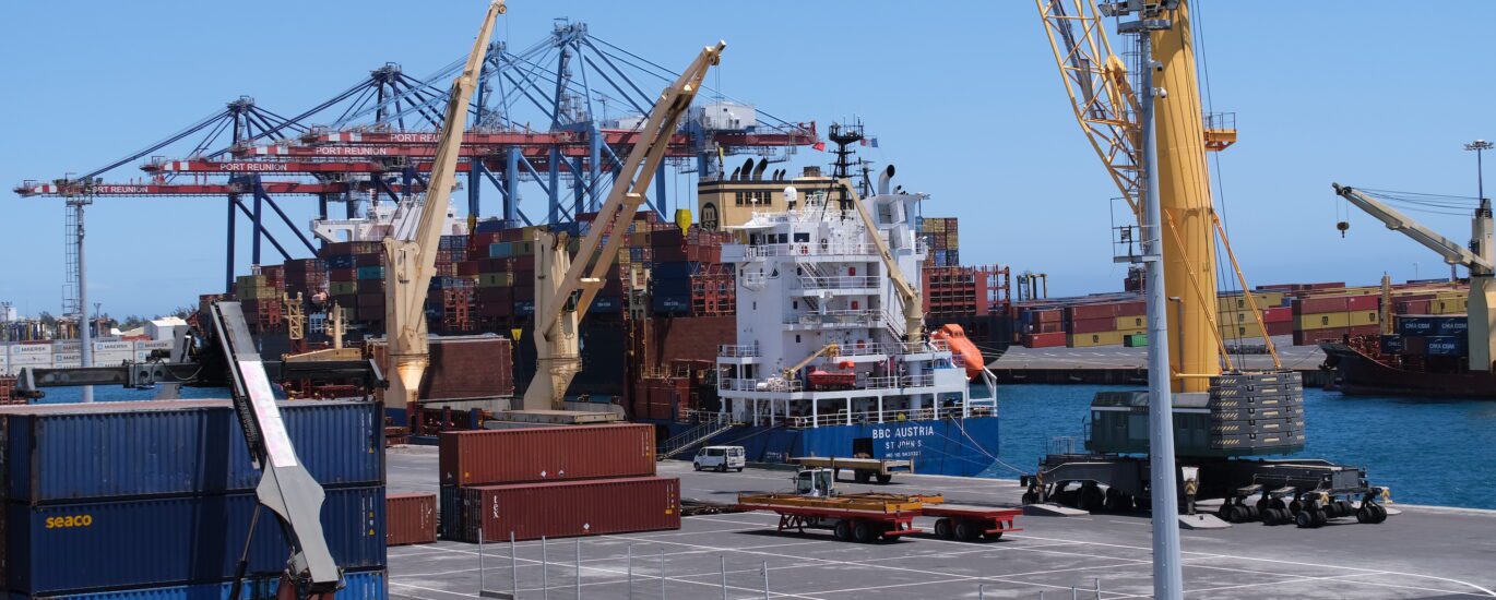 port Est chargement containers déchets dangereux