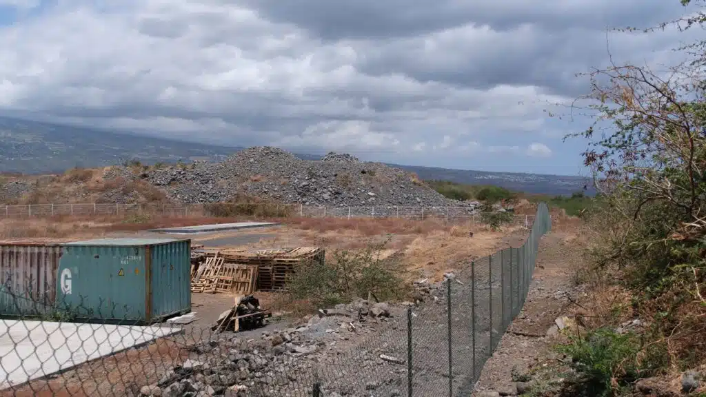 Exploitation d'une carrière marron au Port