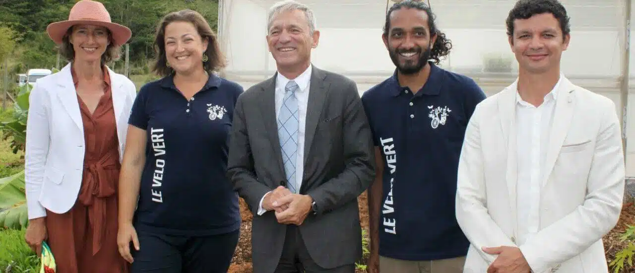 De gauche à droite : Géraldine d’Unienville (fondatrice du Vélo Vert), Margot Roux (agronome chez Le Vélo Vert), Vincent Degert (ambassadeur de l’UE), Isseyen Sannassy, (agronome chez le Vélo Vert) et Bruno Dubarry (président du Vélo Vert). (Photo Alexandre Karghoo)