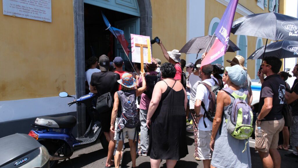 manifestation loi retraites Saint-Pierre mardi 7 février 2022 intrusion mairie