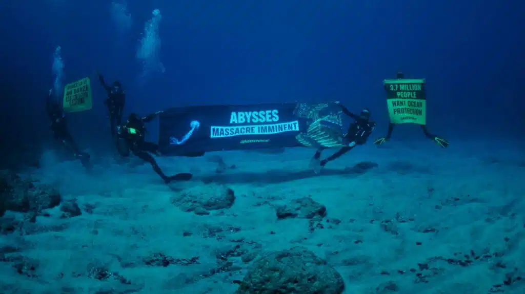 Greenpeace photo sous marine nodules exploitation minière fond océan