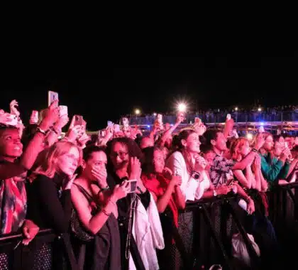 Angèle chanteuse Sakifo 2023 concert public