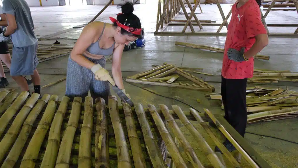 école architecture construction du pavillon surf pour les jeux olympiques à Paris La Vilette. étudiante au travail, scie japonaise