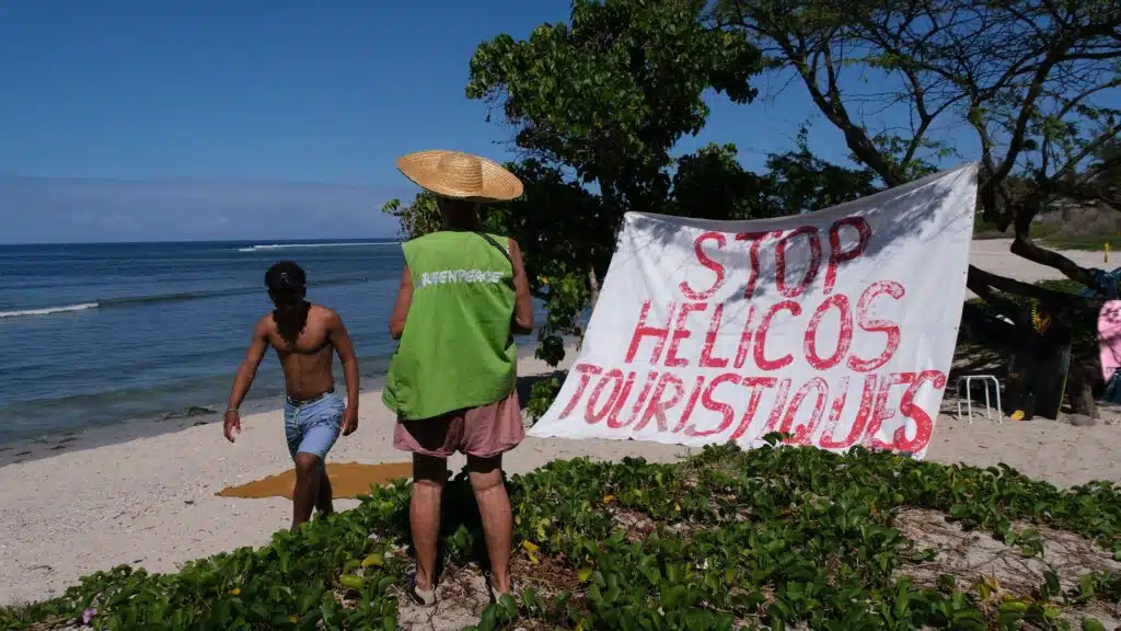 banderoles hélicoptères Greenpeace la Saline