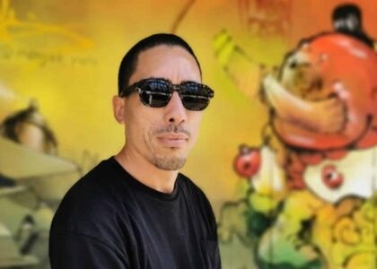 Du maloya à la musique sakalave, il n’y a qu’un pas pour le DJ réunionnais Mickaël Gravina, alias InSula, qui prend le large avec son deuxième album, Vahoaka. Dix titres où la musique électronique épouse harmonieusement la musique traditionnelle.