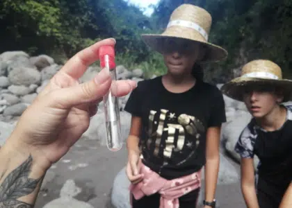 Les associations Plant'Ali et Osphère accompagnent les marmay de l'Entre-Deux sur leur aire terrestre éducative dans le Bras de la Plaine.