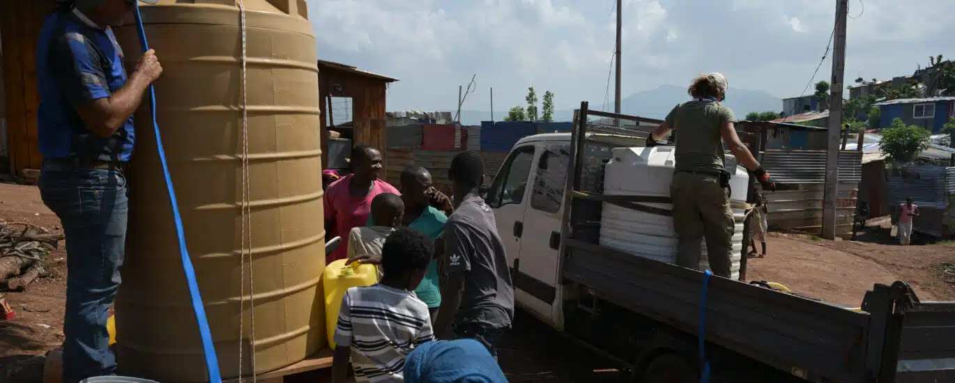 La Croix Rouge remplit la cuve du bidonville de Passamainty.