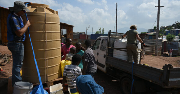 La Croix Rouge remplit la cuve du bidonville de Passamainty.