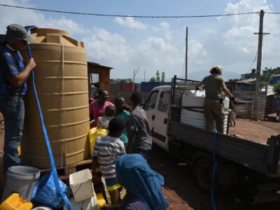 La Croix Rouge remplit la cuve du bidonville de Passamainty.