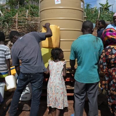 Les habitants du bidonville viennent remplir leurs bidons avec l’eau potable ramenée par la Croix Rouge. Les premiers sont arrivés tôt le matin plusieurs heures avant l’arrivée du camion.