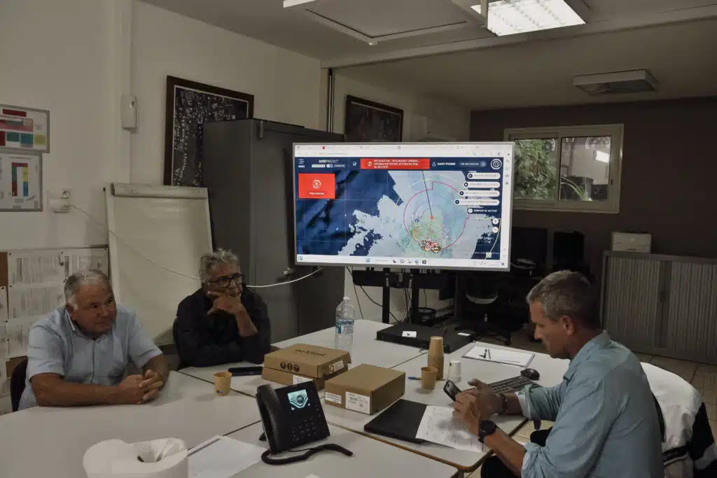 Au PC ORSEC de la commune, les équipes municipales suivent toujours l'évolution du cyclone Garance quelques heures après le passage de l'oeil sur l'île.