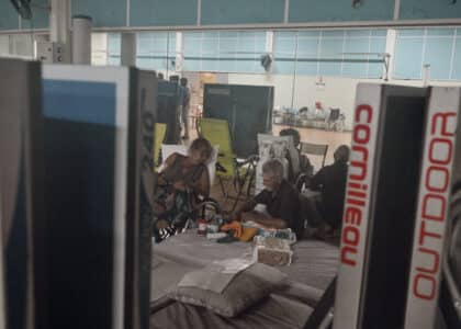Au gymnase Mandela, Jean Michel Lépinay s'occupe de sa femme. Ils sont arrivés la veille au centre de vie géré par les services du CCAS.