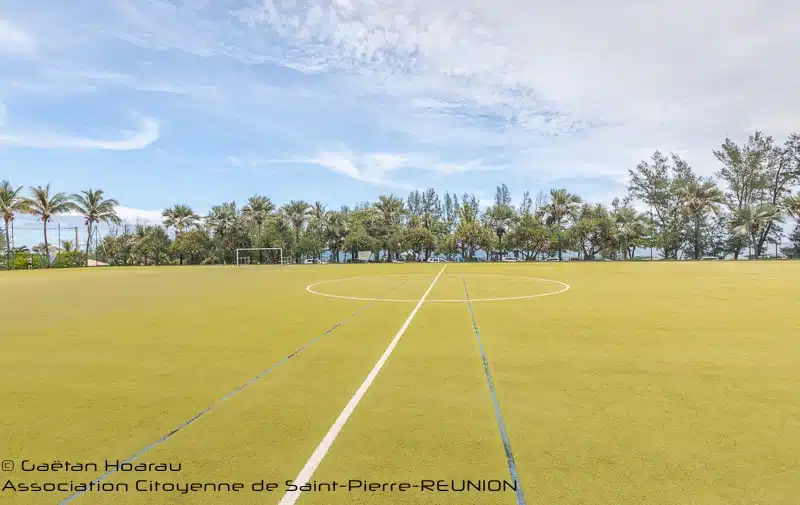 Stade synthétique de Grand-Bois, ou a été proposé l'implantation du projet Balen, par la mairie de Saint-Pierre