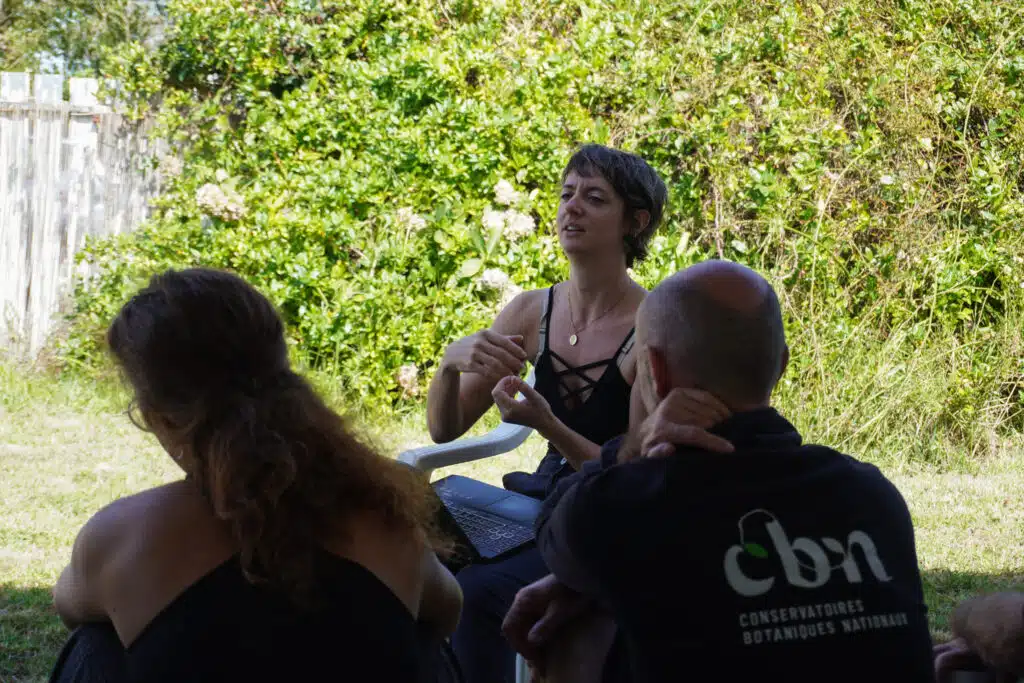 Jéromine Santo gammaire, co-fondatrice de Parallèle Sud, prend la parole pour lancer la journée et annoncer son départ.