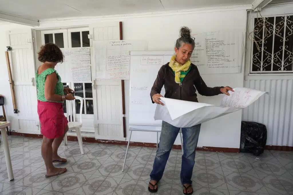 En fin de matinée, les responsables des groupes restituent le travail effectué.