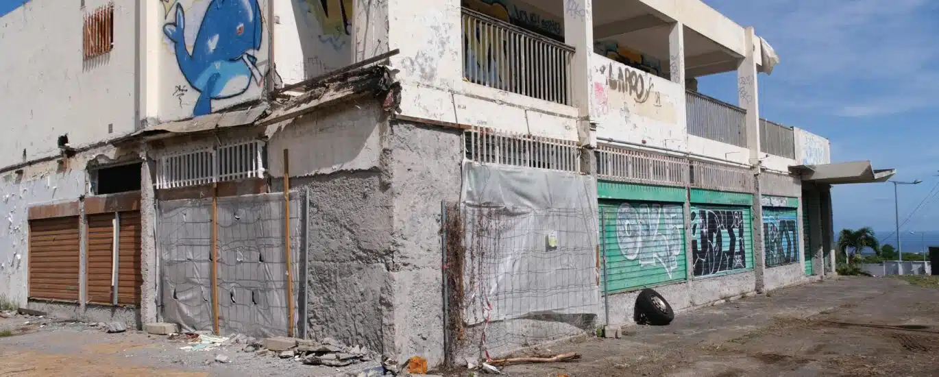 Bâtiment où est stocké de l'amiante, arrêt de bus Croisée Sans-Soucis La Plaine Saint-Paul à côté de la boulangerie l'Île aux Pains. Jean-Marc Law Waï.