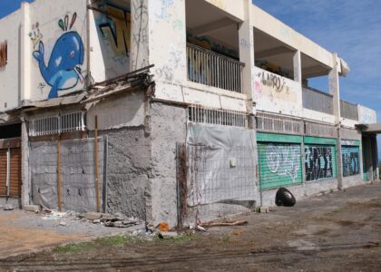 Bâtiment où est stocké de l'amiante, arrêt de bus Croisée Sans-Soucis La Plaine Saint-Paul à côté de la boulangerie l'Île aux Pains. Jean-Marc Law Waï.