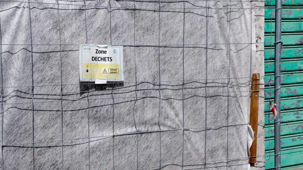 Bâtiment où est stocké de l'amiante, arrêt de bus Croisée Sans-Soucis La Plaine Saint-Paul à côté de la boulangerie l'Île aux Pains. Jean-Marc Law Waï.