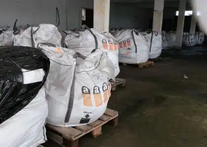 Bâtiment où est stocké de l'amiante, arrêt de bus Croisée Sans-Soucis La Plaine Saint-Paul à côté de la boulangerie l'Île aux Pains. Jean-Marc Law Waï.