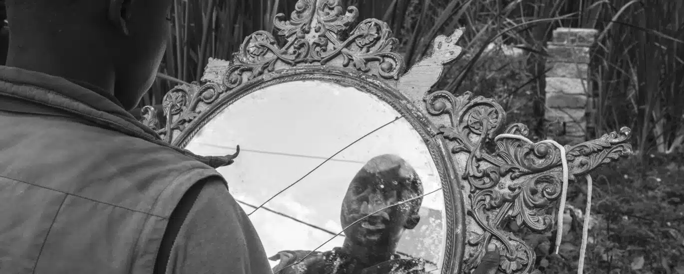 "De l'autre côté du miroir" tirée de la série "Il était une fois l'Enfance"