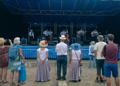 Le groupe Pat' Jaune ouvre la Fet Kaf à Petite Ile le 20 décembre 2024.